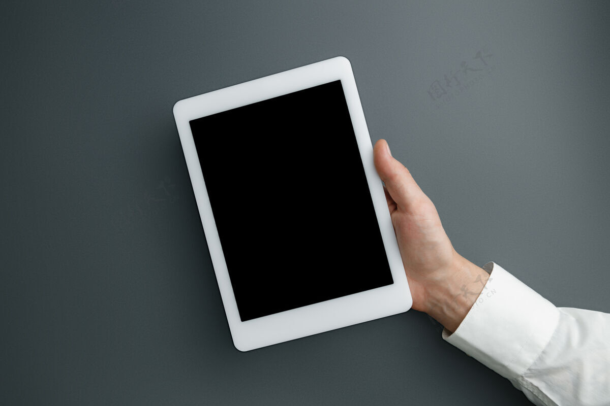 手指男性手持平板电脑与灰色的空屏幕信息拇指沟通
