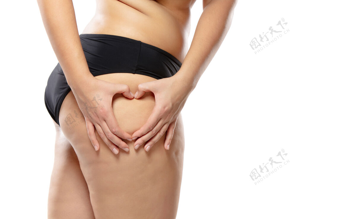 健康超重的女人腿部和臀部有脂肪团 肥胖的女人身体穿着黑色内衣内衣整形臀部