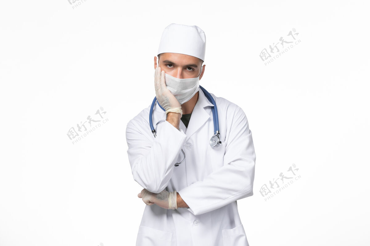 疾病正面图男医生身着防毒服 戴着防毒面具思考白墙病毒病大流行病毒专业实验室外套医生