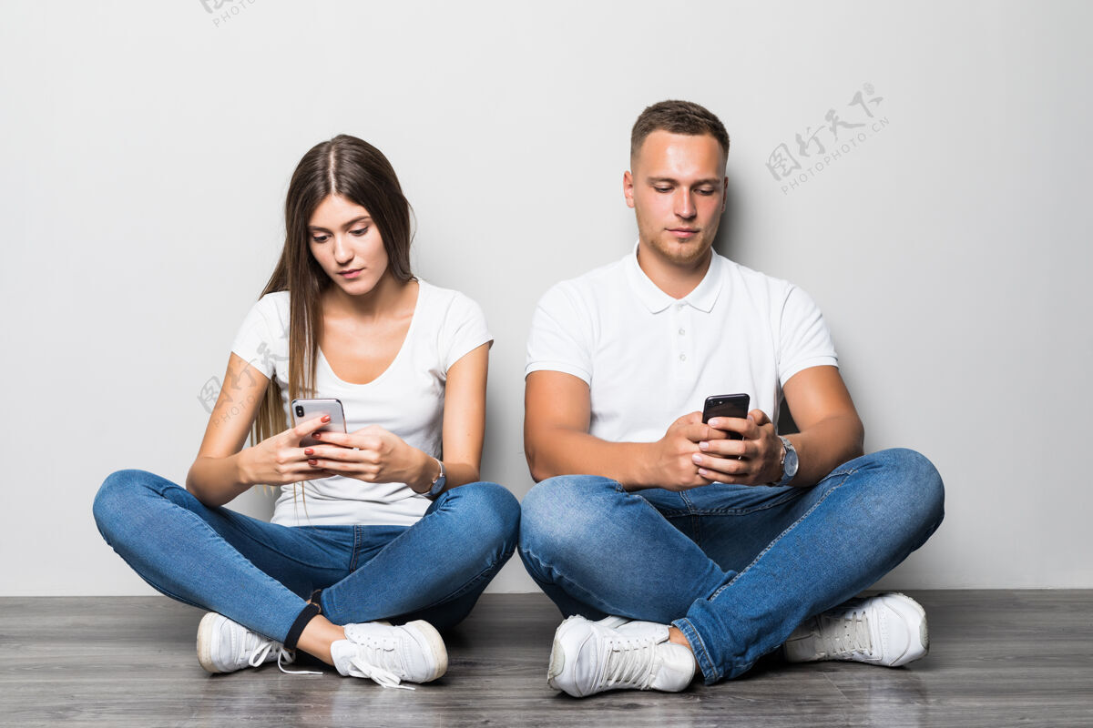 男性美丽时尚的情侣一起用手机隔离在白色背景上基本手机拥抱