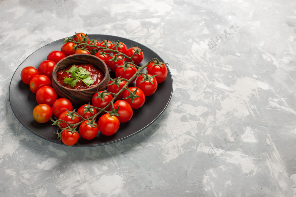 水果正面图新鲜的樱桃西红柿盘内配番茄酱 表面洁白 蔬菜餐 健康沙拉樱桃蔬菜西红柿
