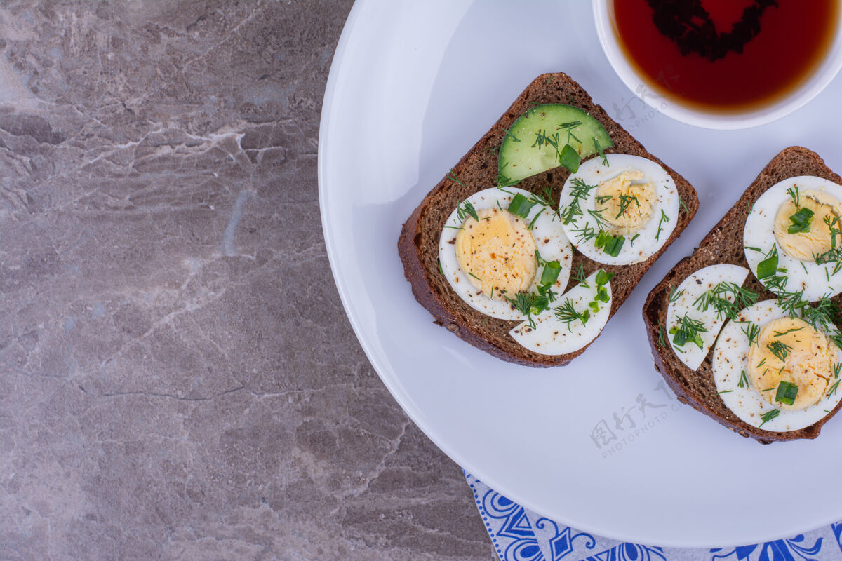 饮料鸡蛋和香草面包片配上一杯茶美味食物传统