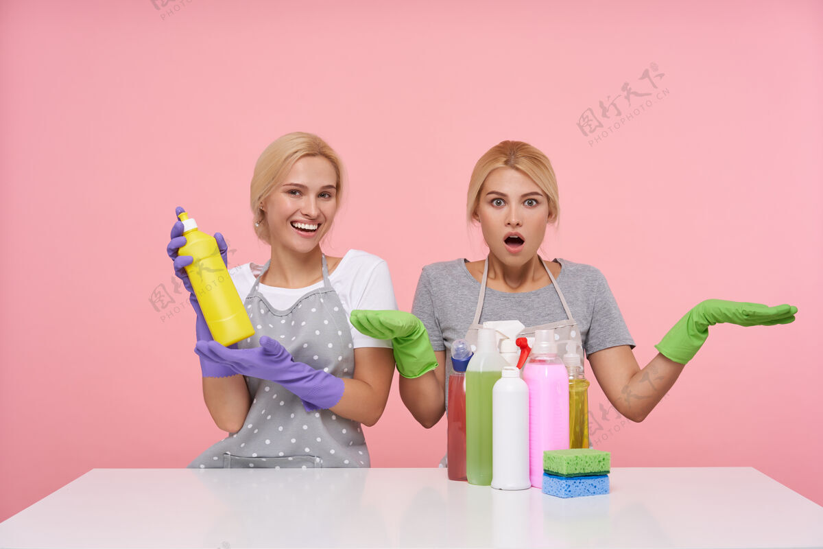 圆点年轻的金发可爱的主妇们戴着橡胶手套准备春季大扫除橡胶欢呼家务