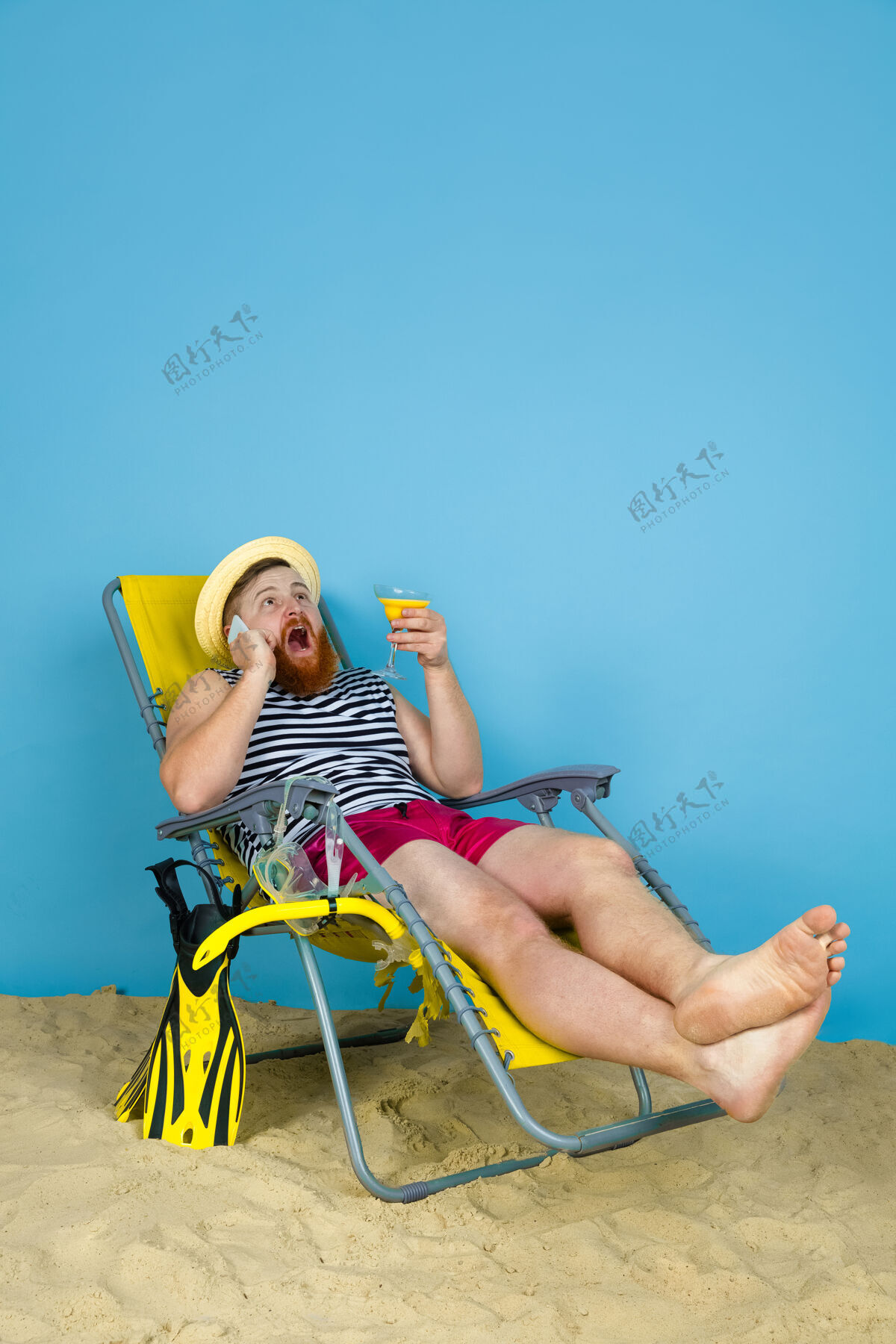 成功快乐的年轻人休息 自拍 在蓝色空间喝鸡尾酒朋友太阳镜女性