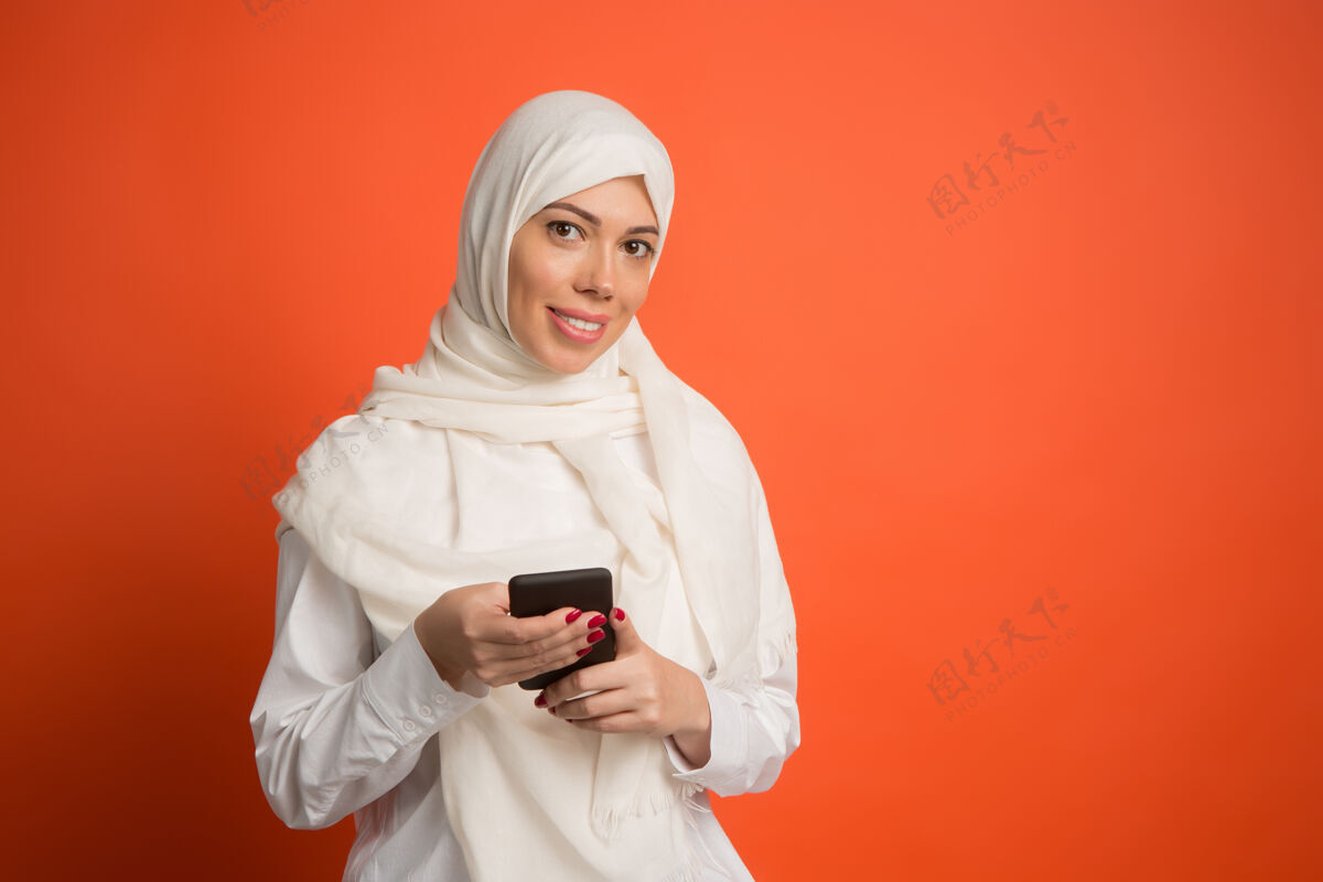 亚洲人戴头巾的阿拉伯女人快乐穆斯林漂亮头巾