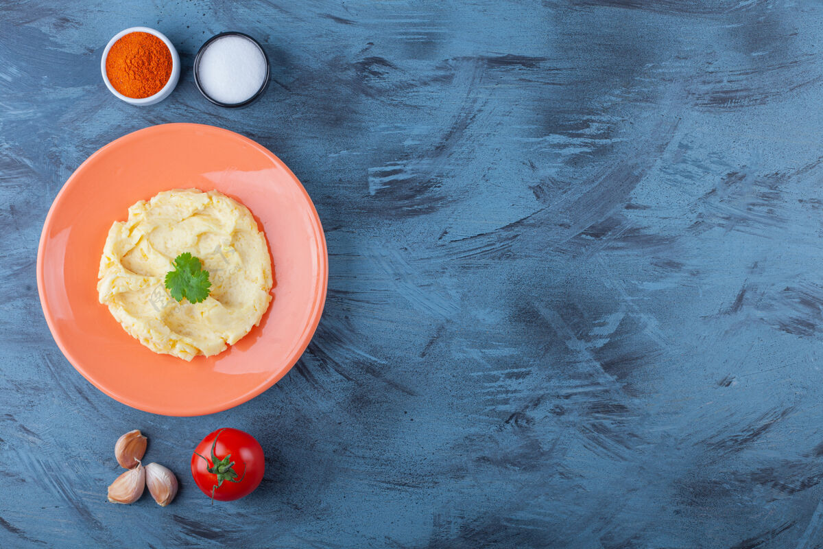 蔬菜把土豆泥放在盘子里 放在蔬菜旁边 放在蓝色的盘子里配料蛋白质家禽