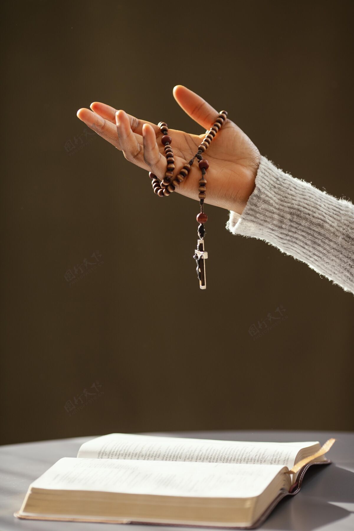 信仰虔诚的女人用念珠祈祷崇拜宗教神圣