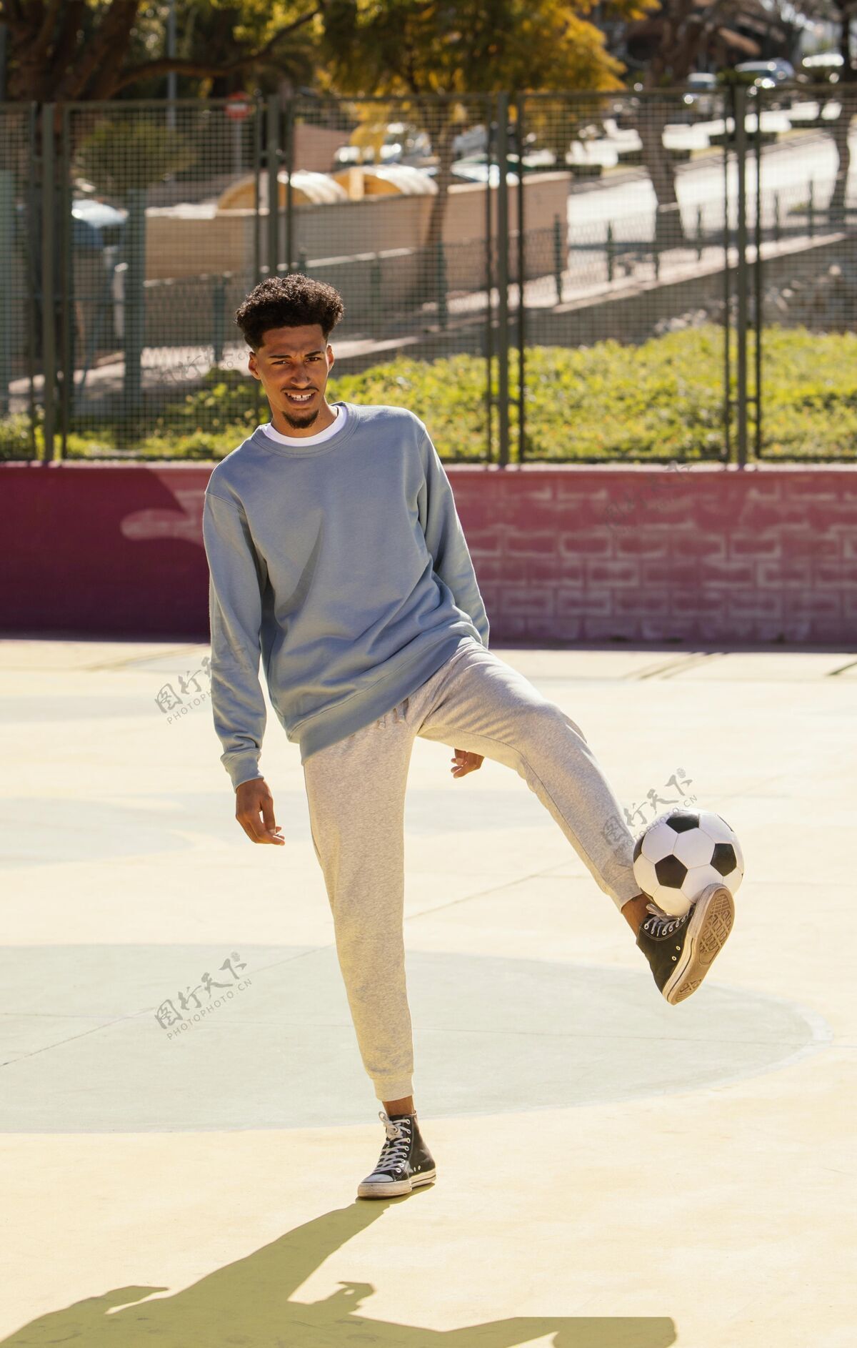 肖像一个正在踢足球的年轻人男人足球体育