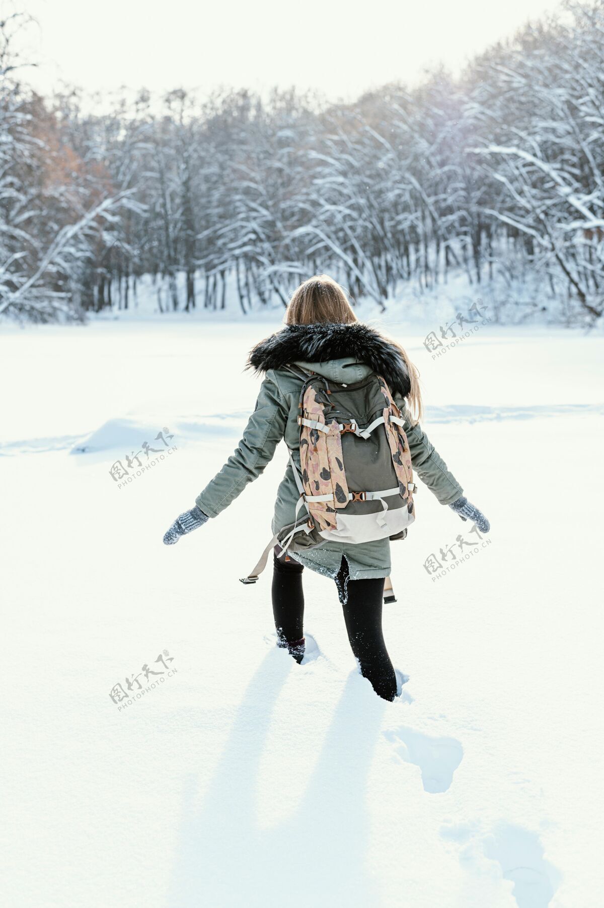 女人冬天背着背包的肖像女人雪冬冬天年轻人