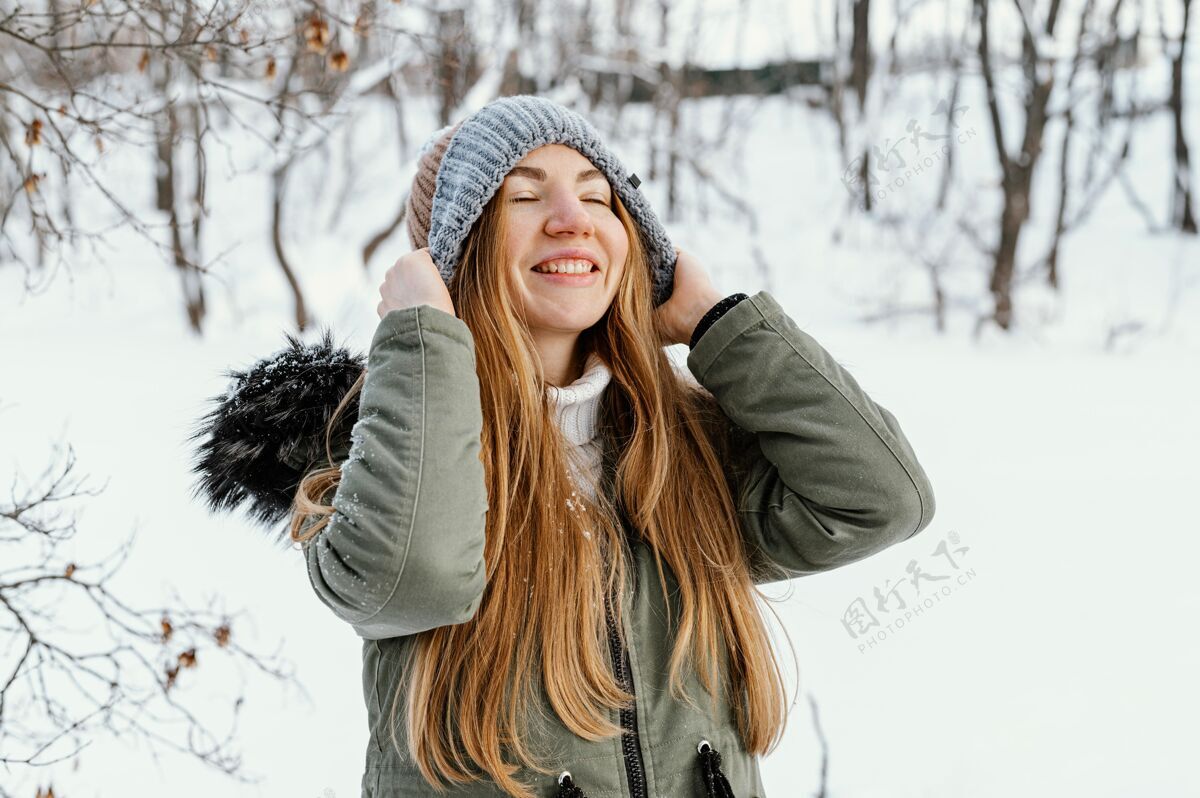 全景冬日的年轻女子冬天女人肖像