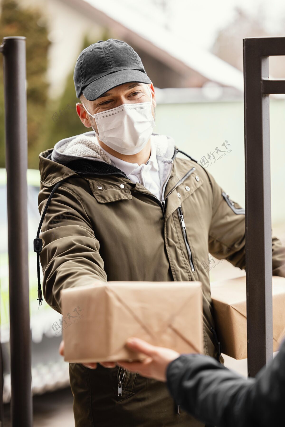 男带着口罩的送货员男送货员外科口罩