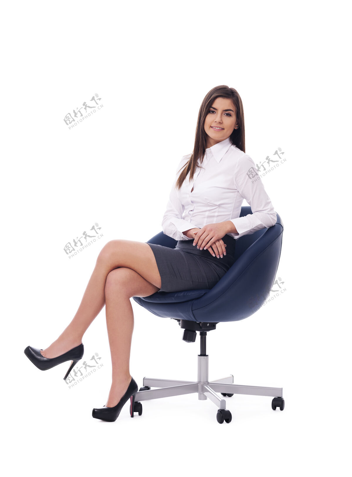 微笑坐在椅子上的漂亮女商人肖像女人商务