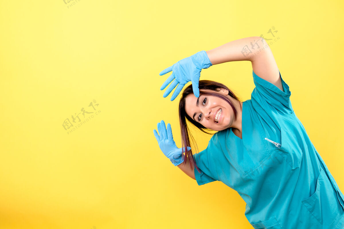 冠状病毒一位医生的侧视图是关于在冠状病毒大流行期间戴上医用手套的有趣快乐漂亮