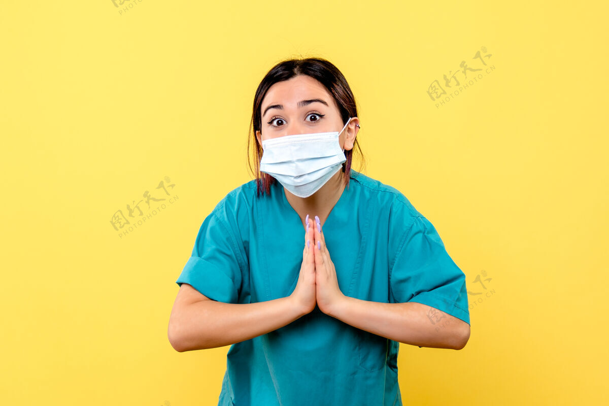 流行期间医生戴着口罩的侧视图鼓励人们在流感大流行时戴上口罩职业快乐成人