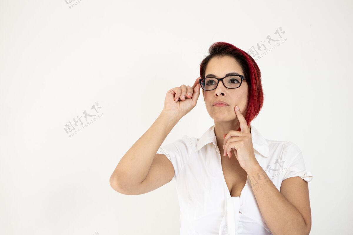白种人隔离在白墙上的中年红发女性特写镜头女性思想短发