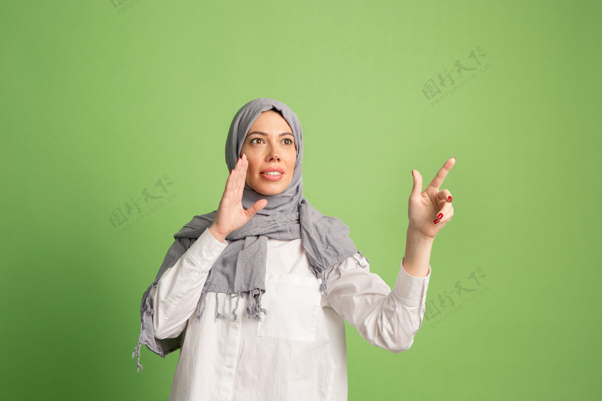 吸引力戴头巾的阿拉伯女人快乐女人女人