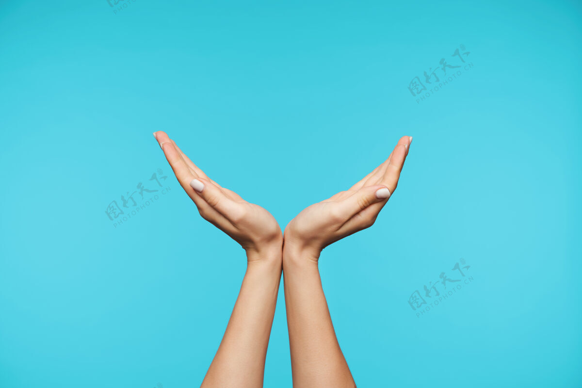 手势双手特写 白色指甲被抬高 同时手掌形成半圆形信号表达指点