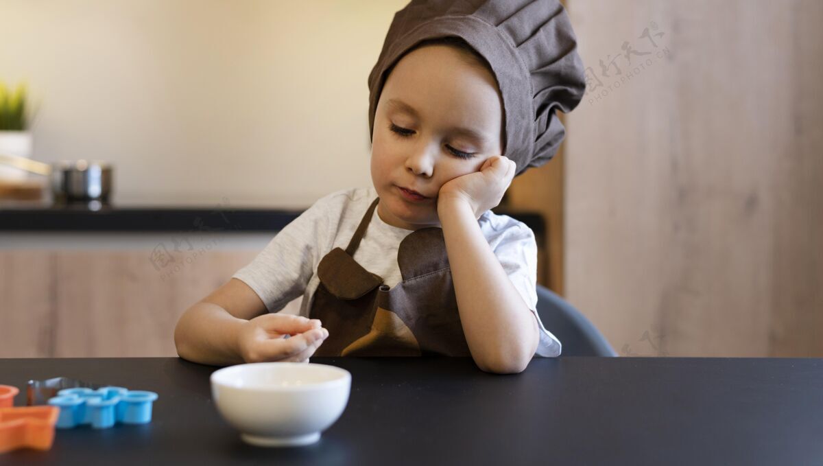 儿童坐在桌边的中枪小子生活方式食物中镜头