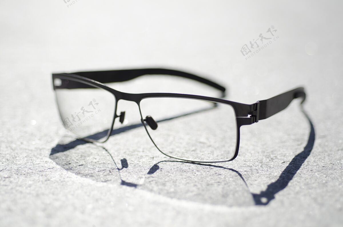 视图一副眼镜在灰色表面的特写镜头表面镜头眼镜