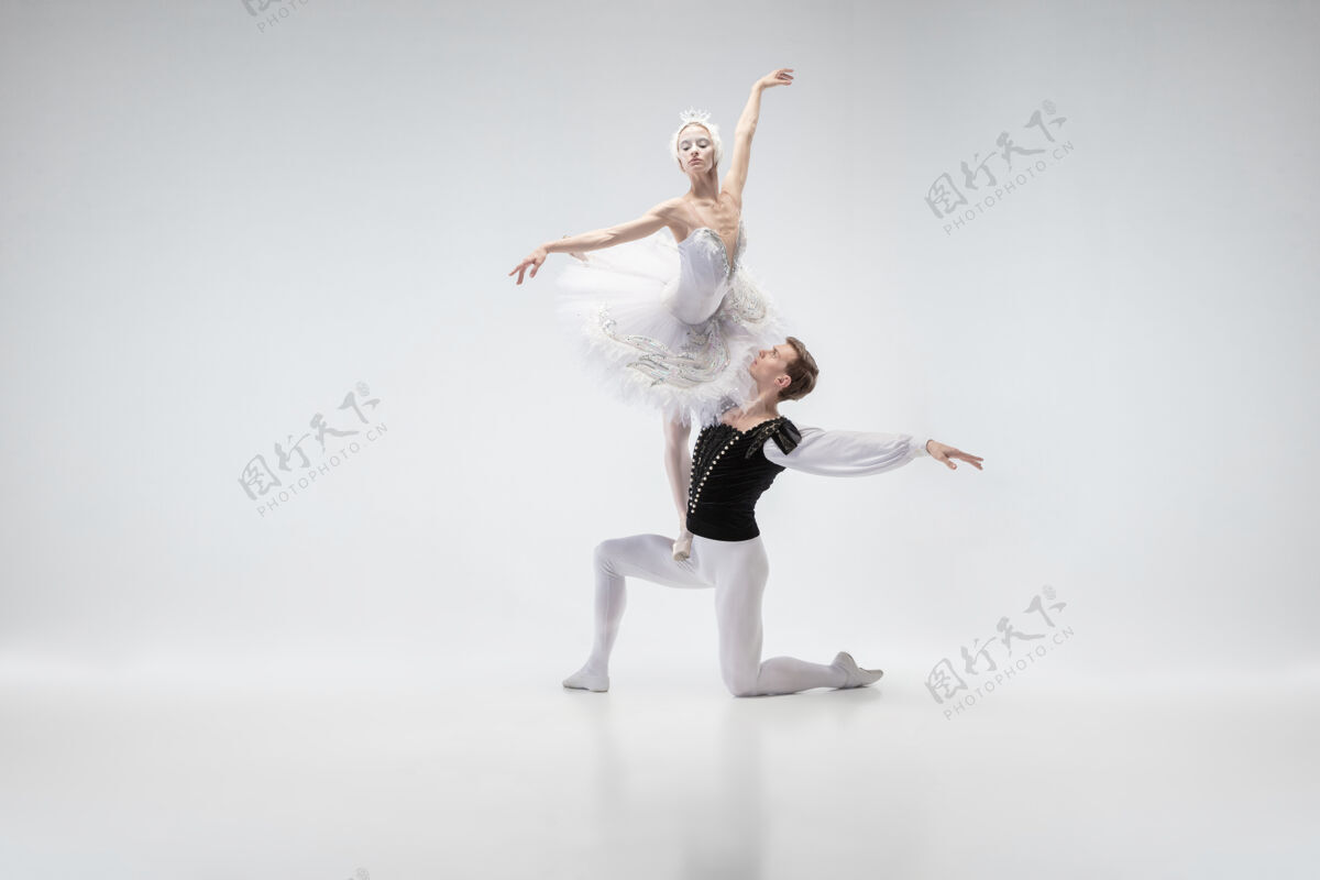 舞蹈优雅的经典芭蕾舞演员舞动的情侣在温柔的白色衣服像一个白色的天鹅字符优雅 艺术家 运动 动作和运动的概念活跃男人平衡