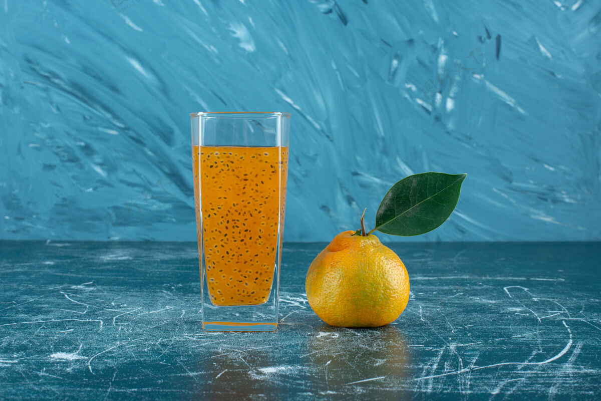 有机蓝色背景上的一杯加工果汁和葡萄柚高品质照片果汁美味水果