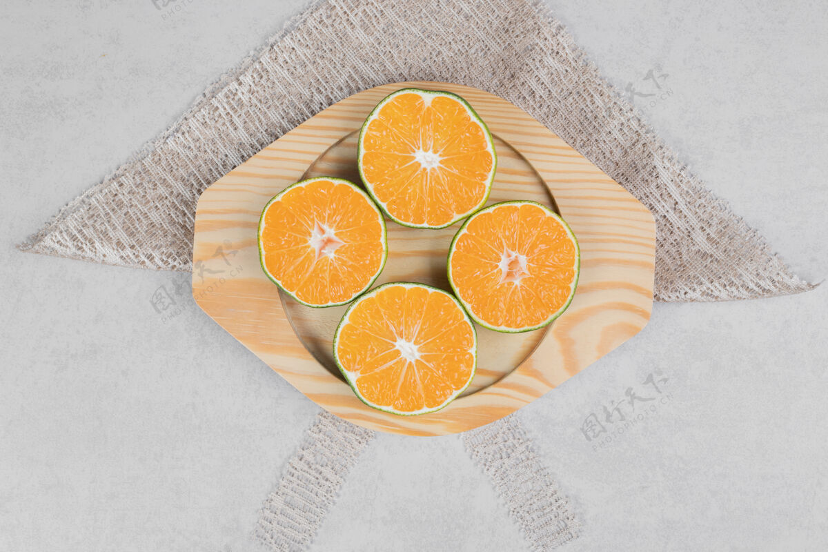 木材新鲜的橘子片放在木板上高质量的照片新鲜食用有机