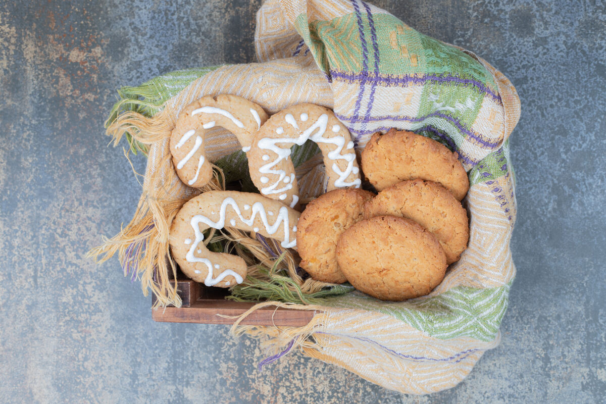 节日姜饼饼干和饼干在木制篮子高品质的照片小吃釉面自制