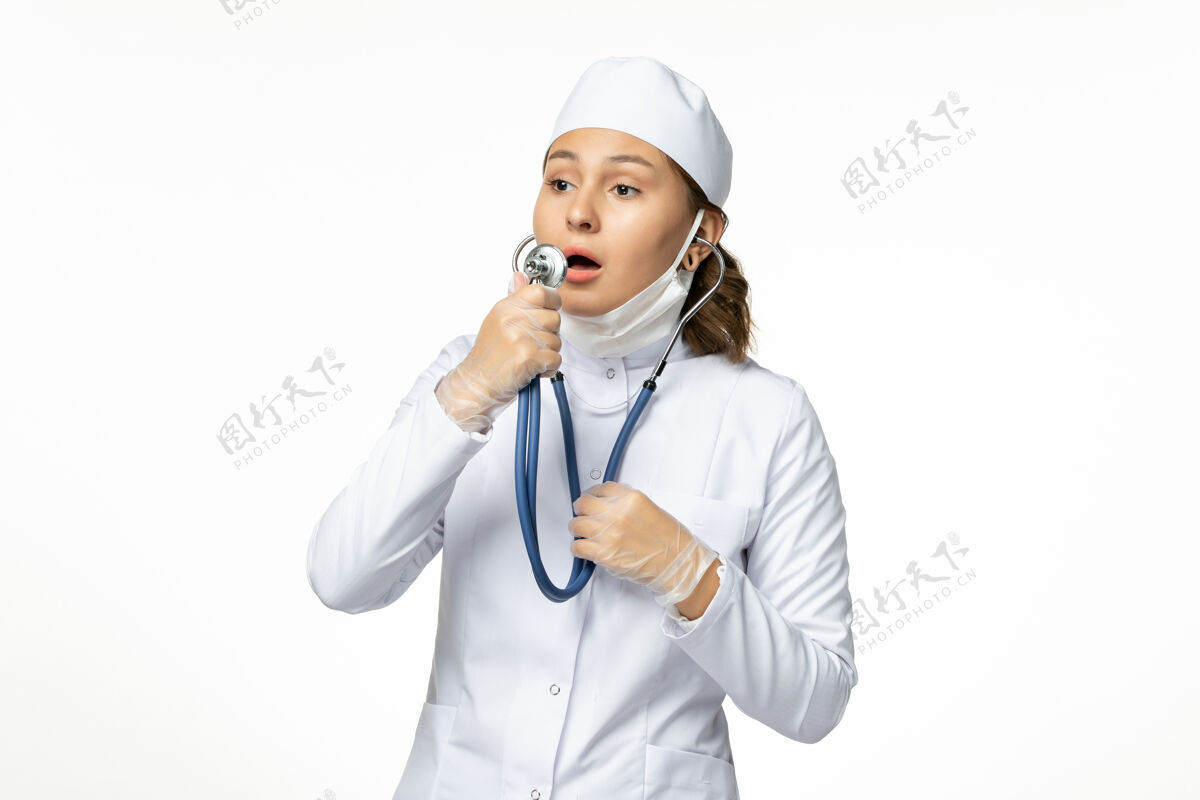 听诊器正面图年轻女医生戴防护无菌口罩因白色表面有冠状病毒医疗冠状病毒耳机