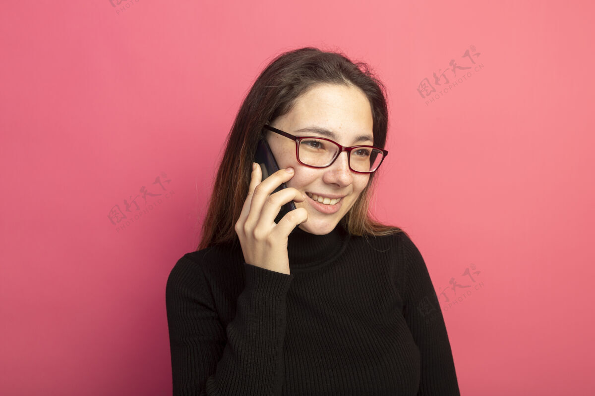 电话年轻漂亮的女孩穿着黑色高领毛衣 戴着眼镜讲着手机 脸上洋溢着幸福的笑容说话手机黑色