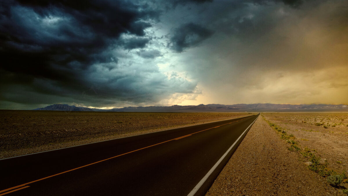 泥土沙漠上的路面黄昏自然高速公路