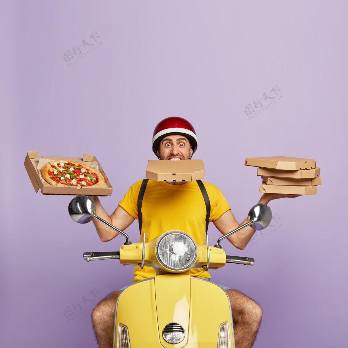 姿势忙送货员驾驶黄色踏板车 而持有比萨饼盒累了营养工人