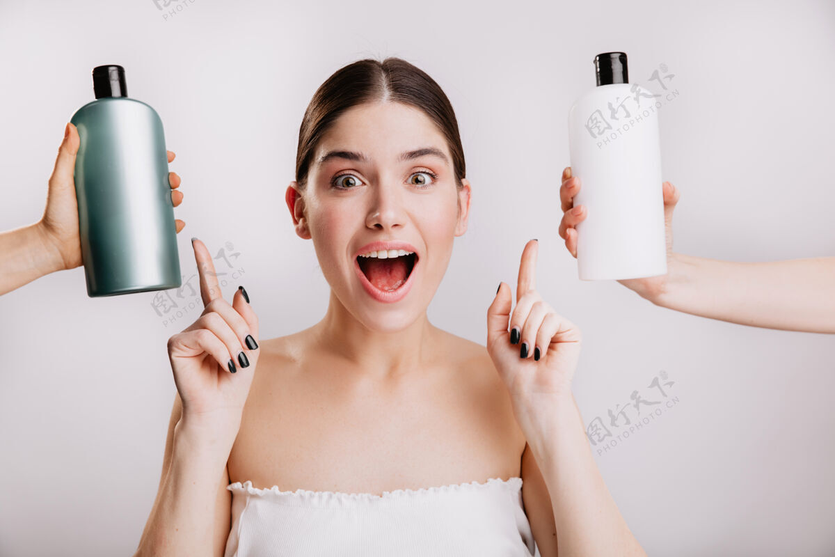 不化妆在白色墙壁上 快乐女孩不化妆的特写肖像女人选择哪种洗发水最好用化妆品自然清洁