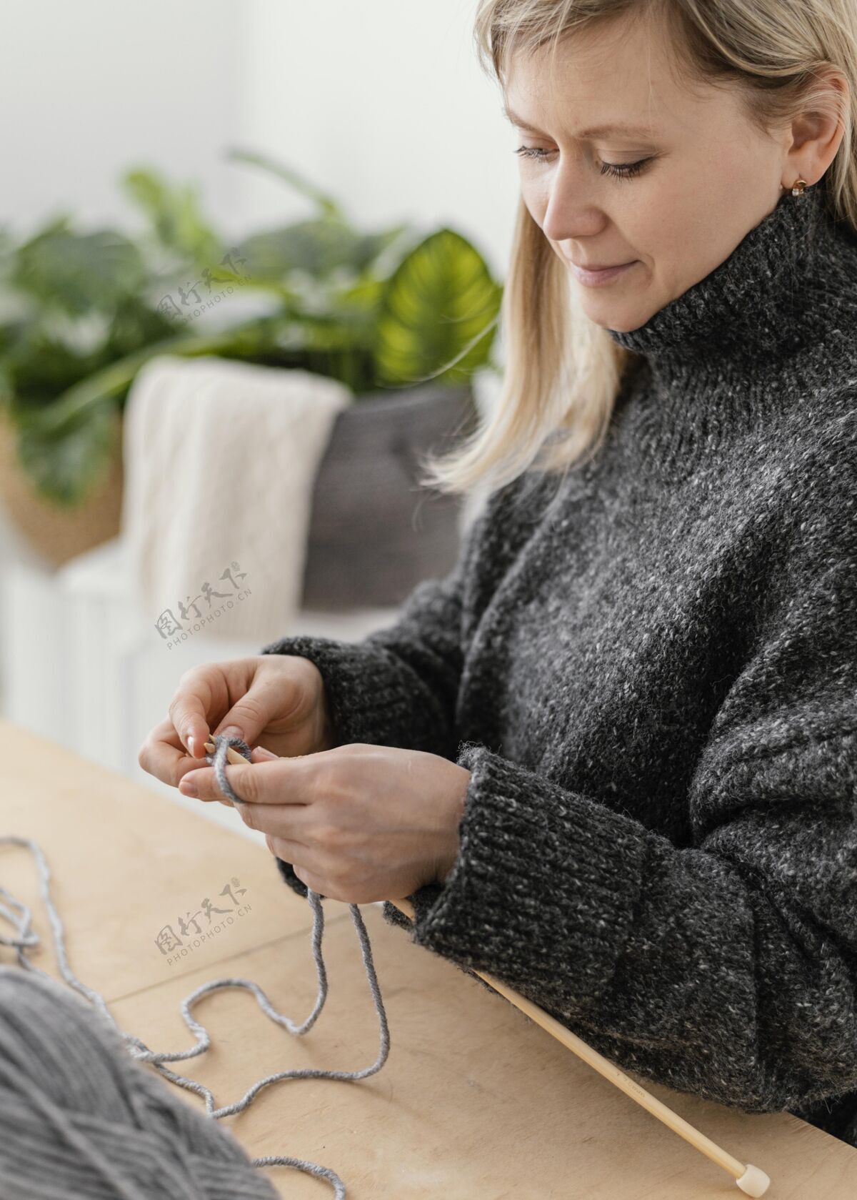 女人特写在家里编织的女人手工放松室内