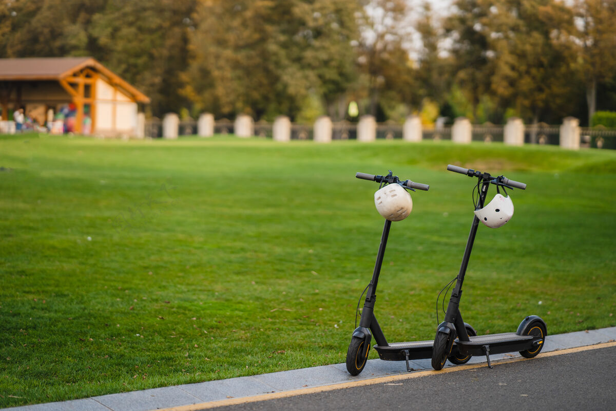 科技两辆电动踏板车或电动踏板车停在路边现代自行车环保