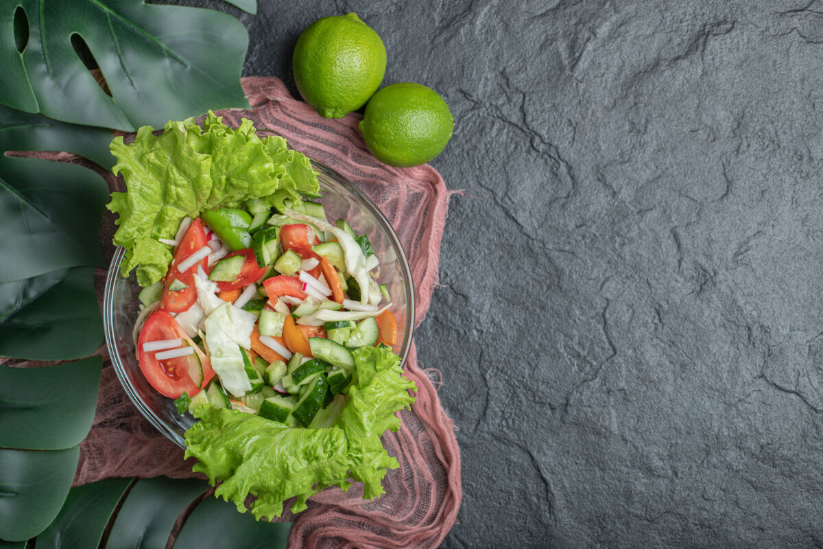 餐厅健康美容蔬菜沙拉和青柠在黑色背景上高品质的照片菜芝麻快餐