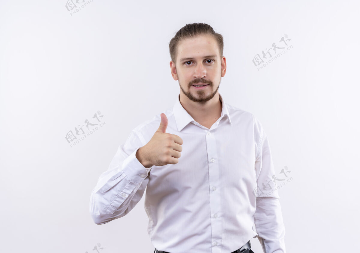 帅气穿着白衬衫的帅哥商人看着镜头微笑着竖起大拇指站在白色背景上看站衬衫