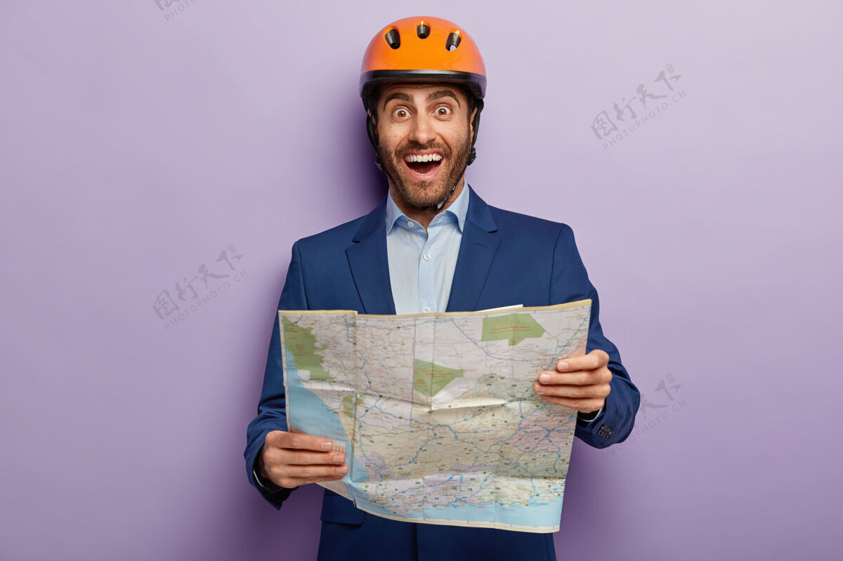 紫色快乐男建筑师用地图横拍 学习工地所在位置图 穿防护服 正式穿工作纸人