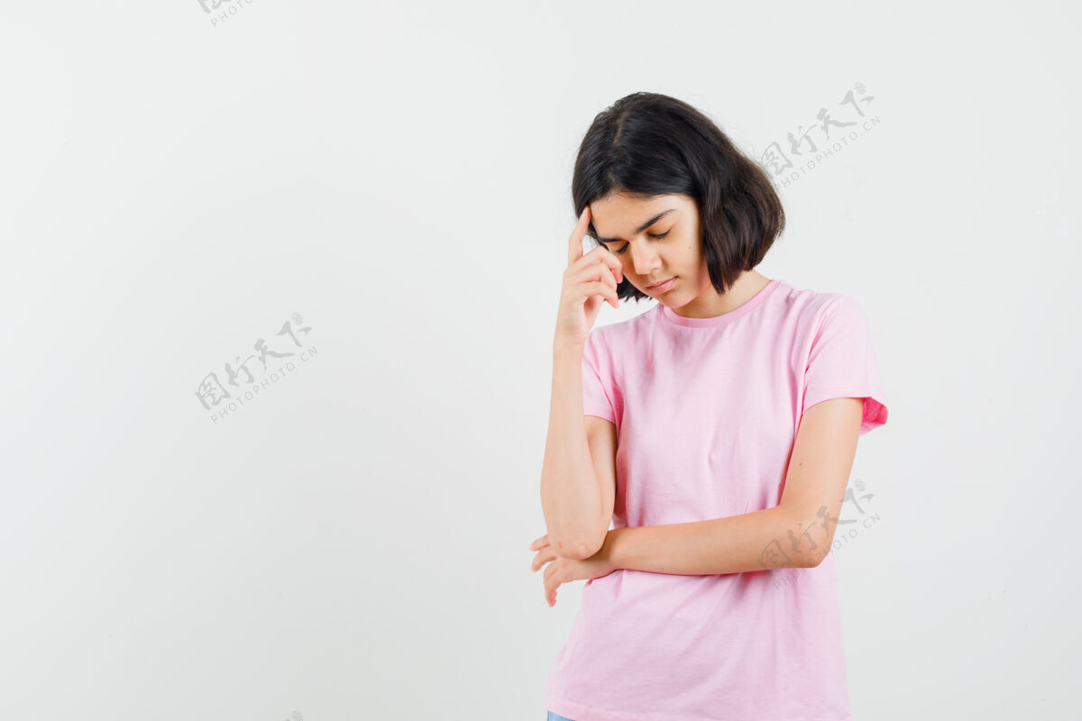 站立小女孩穿着粉色t恤站在思考的姿势 看起来很累前视图人物美丽疲惫