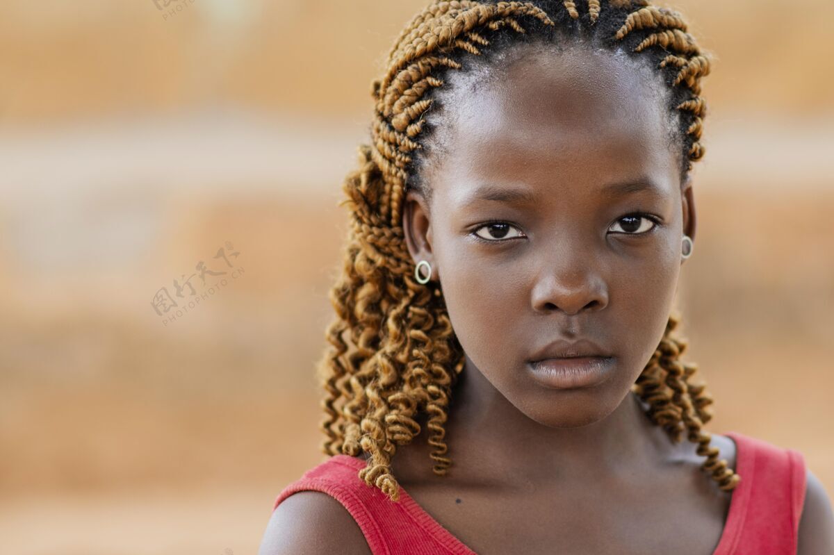 肖像特写非洲女孩摆姿势第三世界女孩非洲