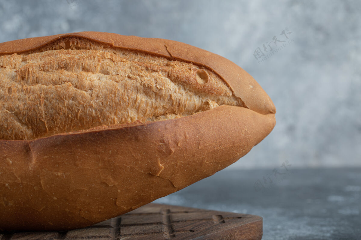 油在木板上的白面包特写照片高品质的照片面包切片切割