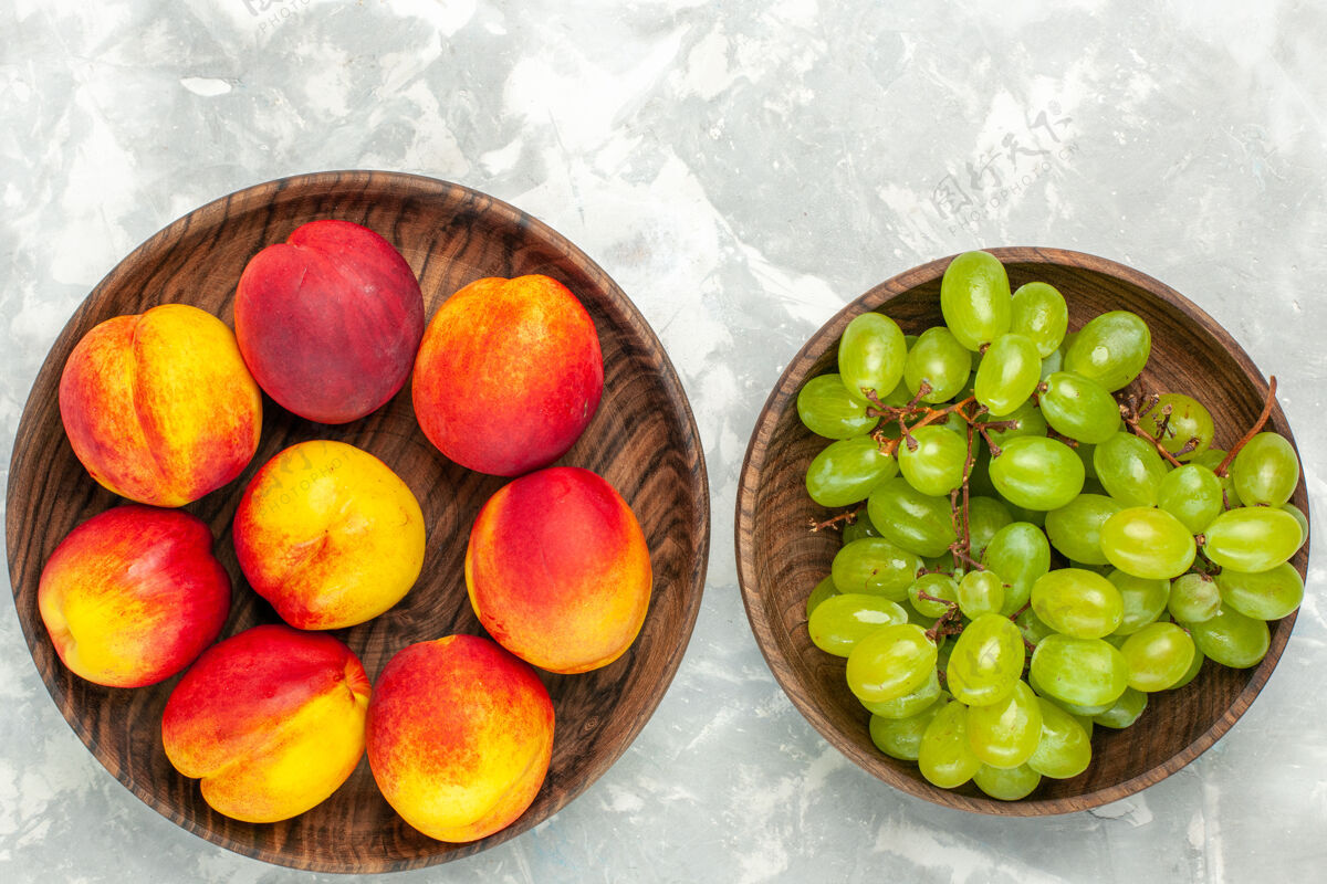苹果顶视图新鲜的绿色葡萄醇香可口 桃子放在浅白的桌子上食品顶级葡萄