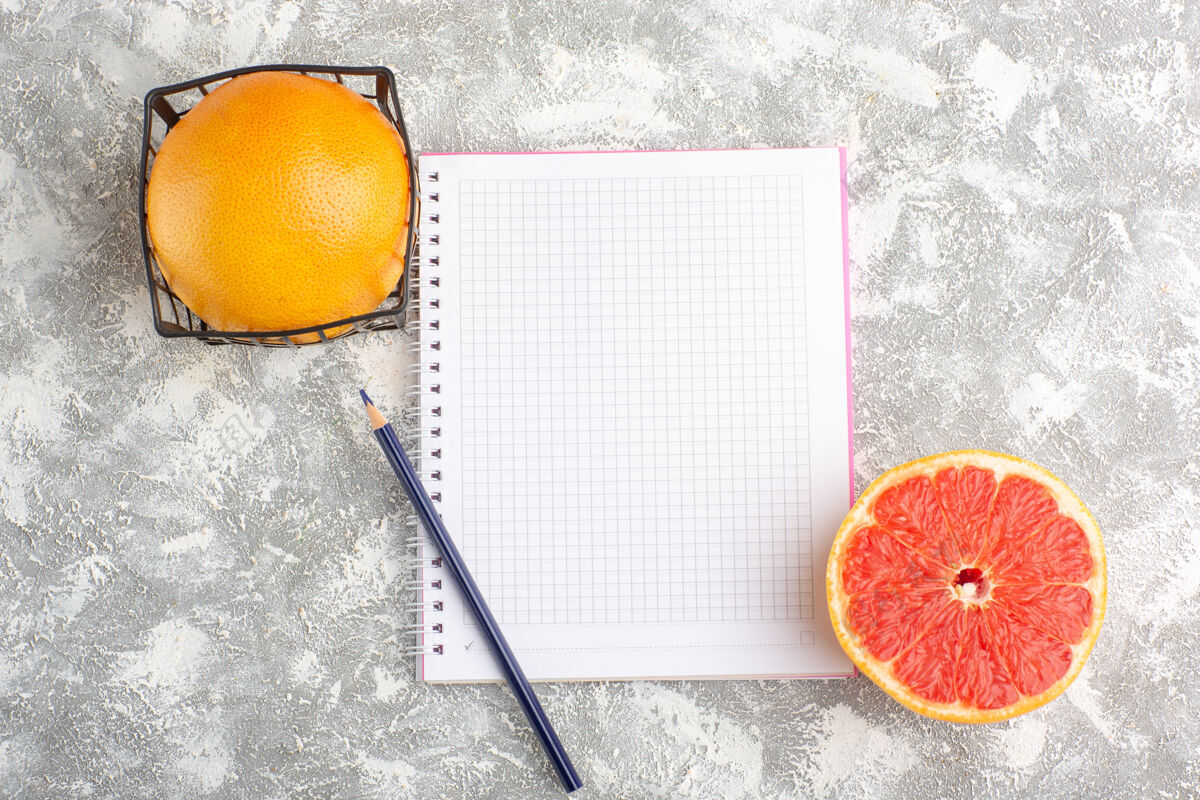 水果顶视图新鲜葡萄柚与记事本上的白色表面顶级健康记事本