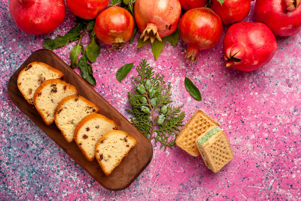 石榴顶视图新鲜的红石榴 粉色的蛋糕和华夫饼胡椒水果蔬菜