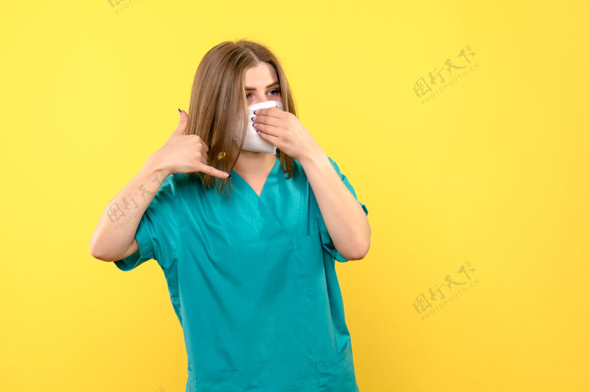 医疗正面图黄色空间上戴着口罩的女医生人一女士