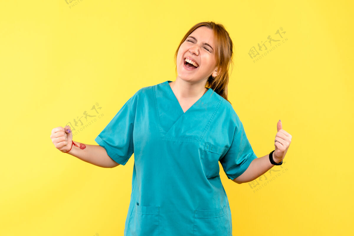 黄色正面图女医生在黄色空间欢呼雀跃女医生冠状病毒微笑