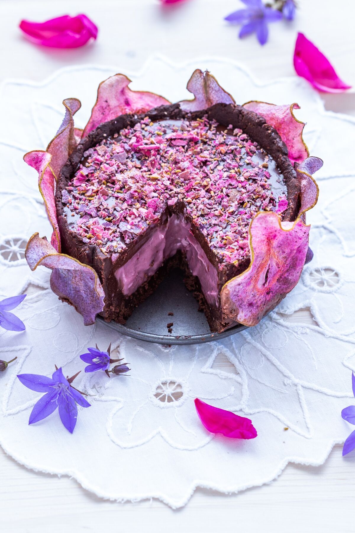 生的一个切梨生素食紫色蛋糕与脱水梨在白色桌面上的水平镜头健康食物甜