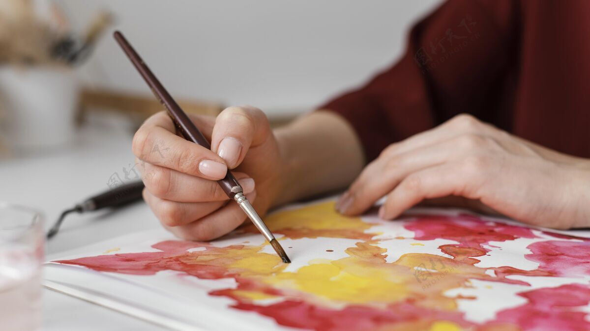 水彩画在纸上用水彩画的女人女性油漆创意