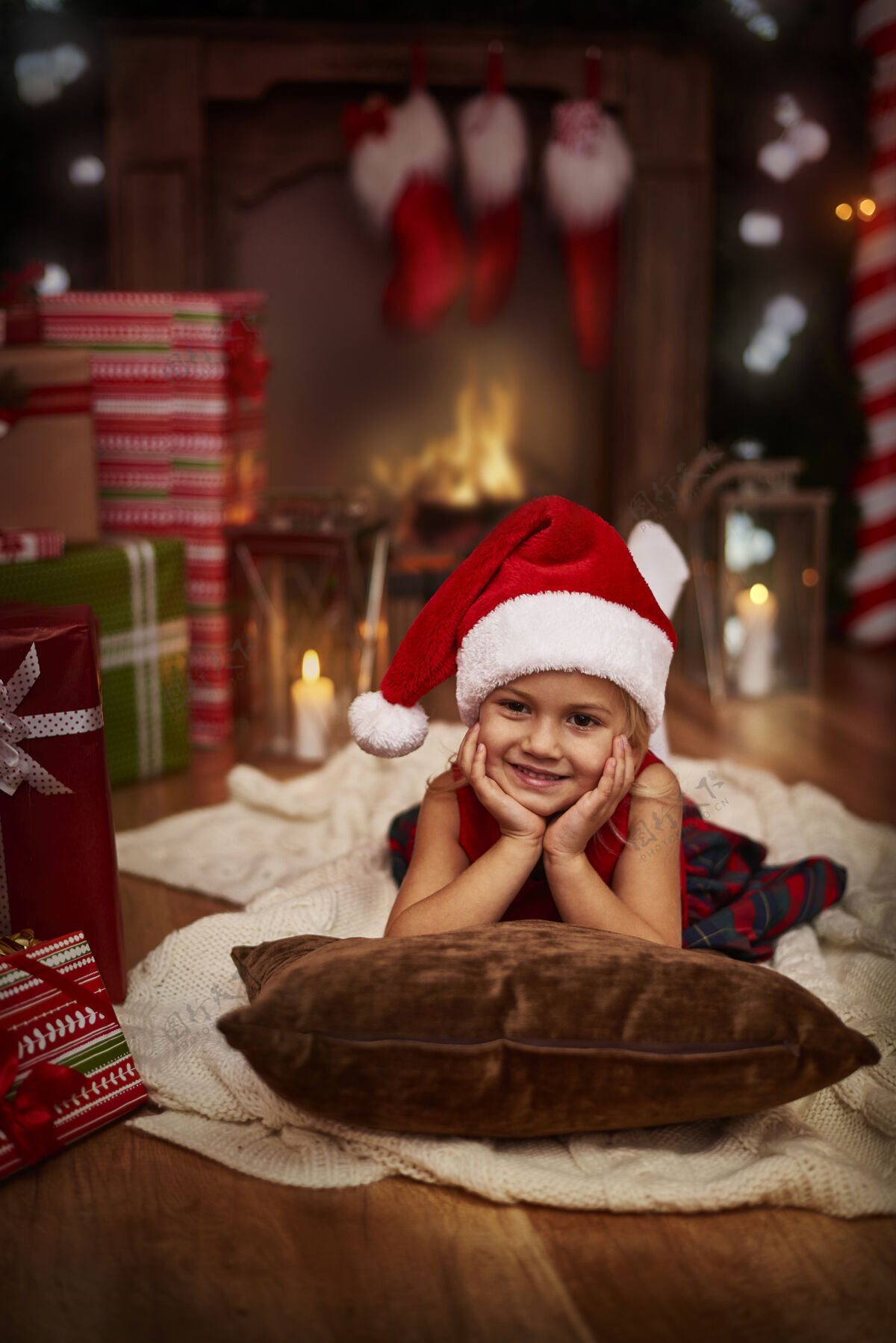 圣诞装饰可爱的圣诞老人在平安夜放松小女孩家庭内部舒适