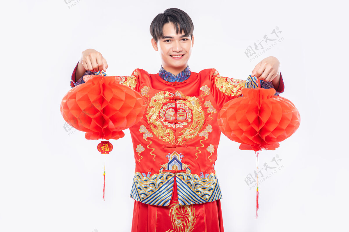 传统穿旗袍西服的男人在过年的时候到他店里装饰红灯文化中国文化旗袍
