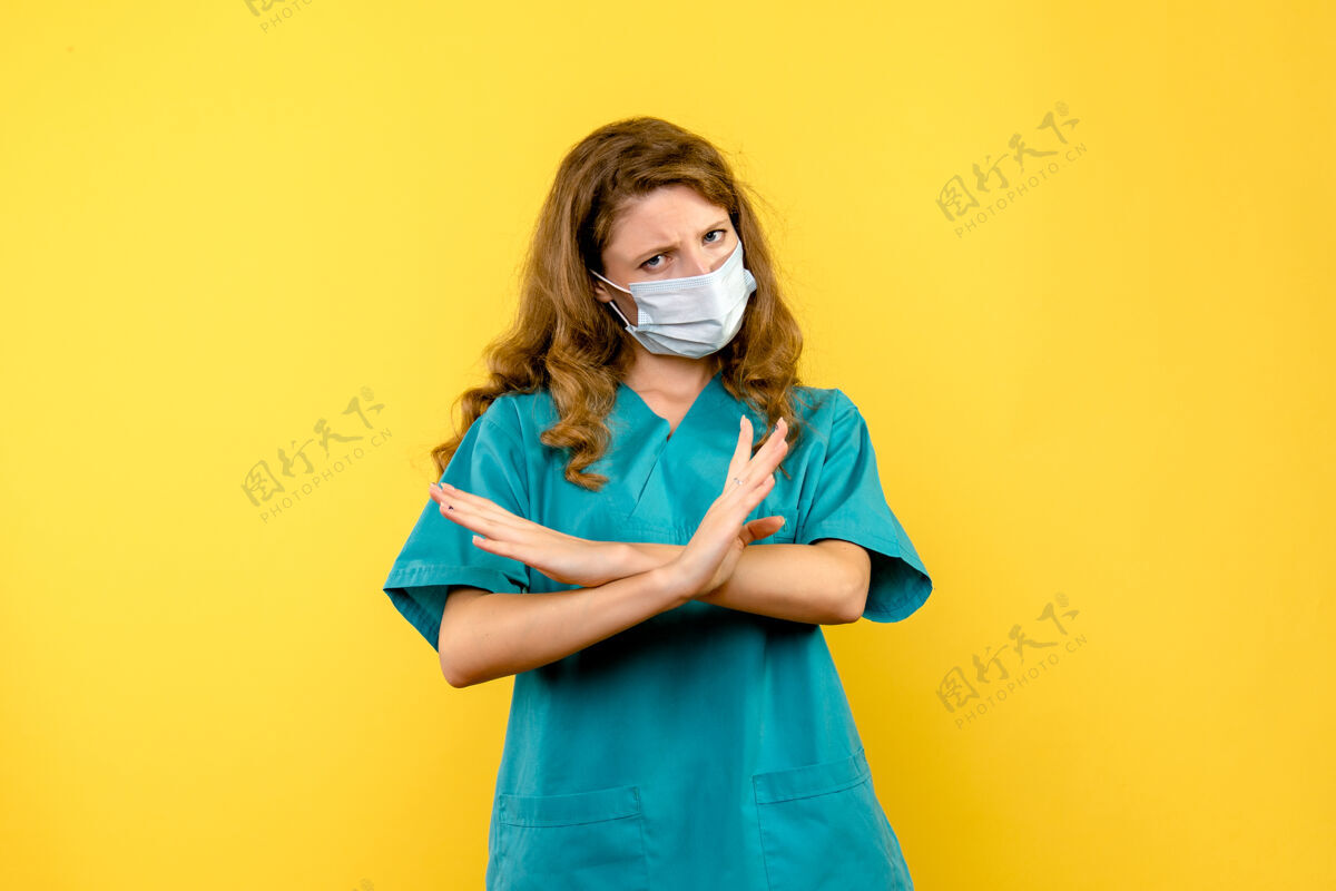 黑发黄色空间里戴着面具的年轻女医生视图流行年轻女医生